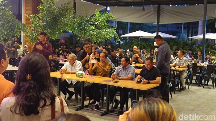 Presiden Jokowi saat kulineran di Semarang, Minggu (16/6/2024).