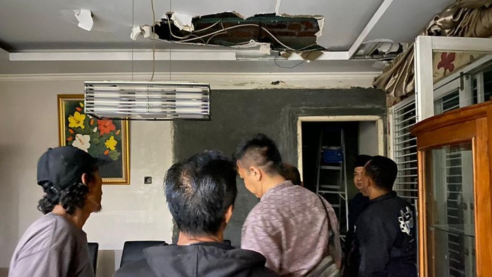 Tewas Tersetrum di Plafon Rumah, Seorang Pria di Bogor sedang Memperbaiki Instalasi Listrik