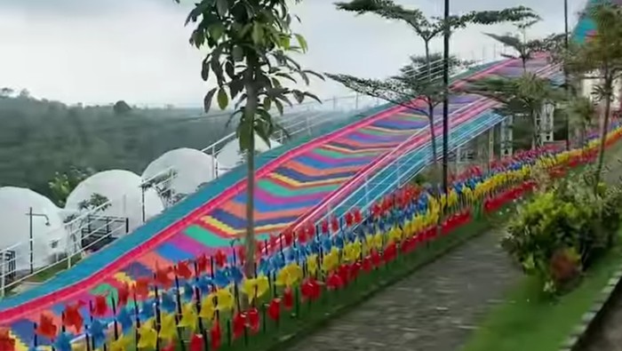 Rainbow slide di Malang Dreamland.