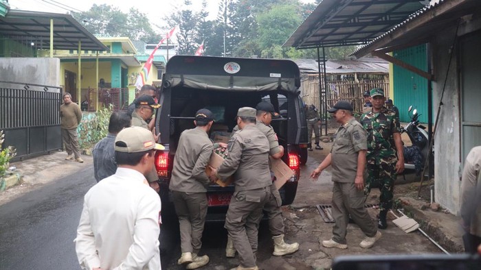 Razia di Kota Batu sita 131 botol miras ilegal.
