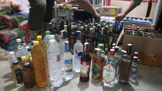 Razia di Kota Batu sita 131 botol miras ilegal.