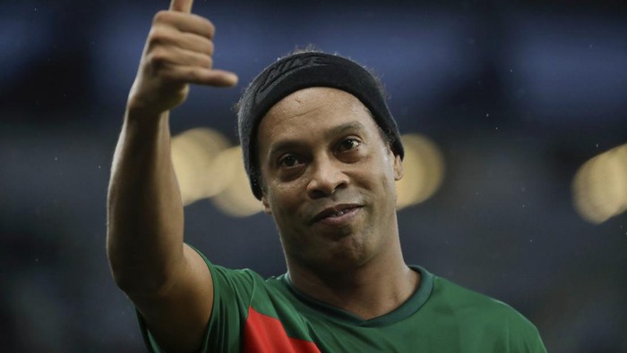 Retired player Ronaldinho Gaucho gives a thumbs up during a charity soccer match to raise funds for victims of floods affecting southern Brazil, at the Maracana stadium in Rio de Janeiro, Sunday, May 26, 2024. (AP Photo/Bruna Prado)