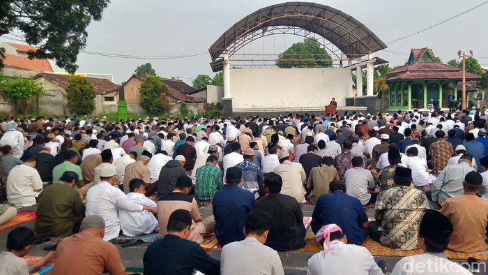 Salat Id di Gedung Pandanaran Klaten yang digelar Majelis Taqorroub Ilallah, Minggu (16/6/2024).