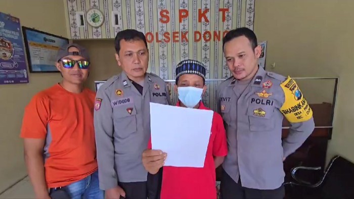 Saroni saat menyampaikan permintaan maaf di video klarifikasi kasus pembegalan di Trenggalek yang dia karang.