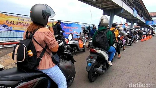 Sejumlah pemotor mengantre saat hendak masuk Pelabuhan Padangbai di Kecamatan Manggis, Kabupaten Karangasem, Bali, Minggu (16/6/2024). (Foto: I Wayan Selamat Juniasa/detikBali)