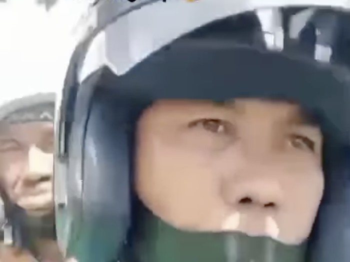 Seorang driver ojol membonceng kakek dan jenazah bayi. Dokumen Istimewa