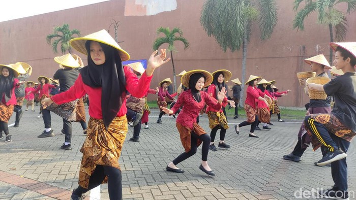 Siswa-siswi SMAN 1 Porong menampilkan Tari Tani Siring.