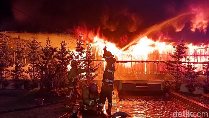 Situasi pabrik makanan ringan di Kawali Ciamis terbakar hebat.