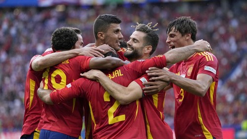 Spain players celebrate after Dani Carvajal, back to camera, scored their sides third goal during a Group B match between Spain and Croatia at the Euro 2024 soccer tournament in Berlin, Germany, Saturday, June 15, 2024. (AP Photo/Sergei Grits)