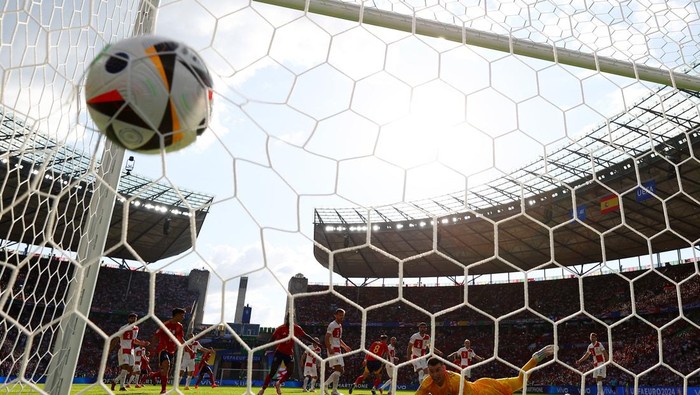 Soccer Football - Euro 2024 - Group B - Spain v Croatia - Berlin Olympiastadion, Berlin, Germany - June 15, 2024 Spains Fabian Ruiz scores their second goal past Croatias Dominik Livakovic REUTERS/Lisi Niesner