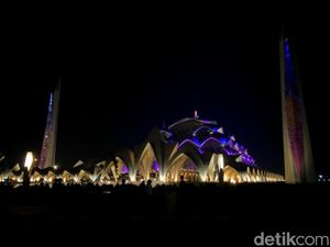 Utang yang Harus Dibayar di Balik Kemegahan Masjid Raya Al Jabbar
