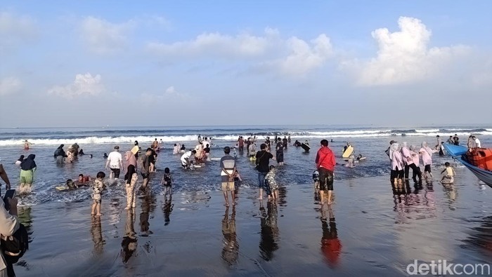 Suasan di Pantai Pangandaran, Minggu (16/6/2024).