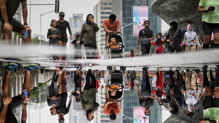 Sejumlah warga berolahraga di CFD, Bundaran HI, Jakarta Pusat, Minggu (16/6/2024).