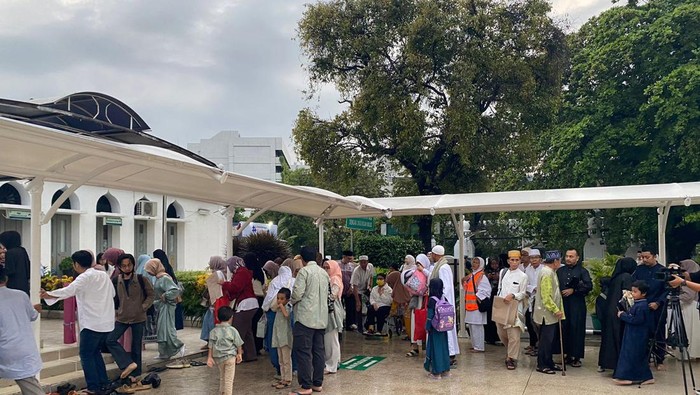 Suasana di Masjid Al-Azhar Jakarta jelang salat Idul Adha pagi ini (Wildan/detikcom)