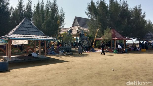 Suasana di Pantai Bali 2 Indramayu pada Minggu (16/6/2024).
