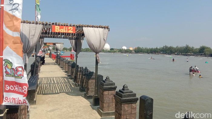 Suasana di Pantai Bali 2 Indramayu pada Minggu (16/6/2024).