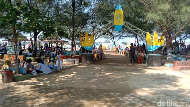 Suasana di Pantai Bali 2 Indramayu pada Minggu (16/6/2024).