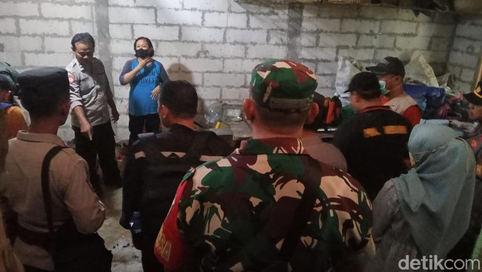 Suasana di rumah bayi berumur satu hari meninggal dunia terbungkus jas hujan di Jenar, Sragen, Minggu (16/6/2024).