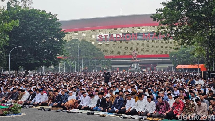 Suasana salat Id yang digelar jemaah MTA di Stadion Manahan Solo, Minggu (16/6/2024).