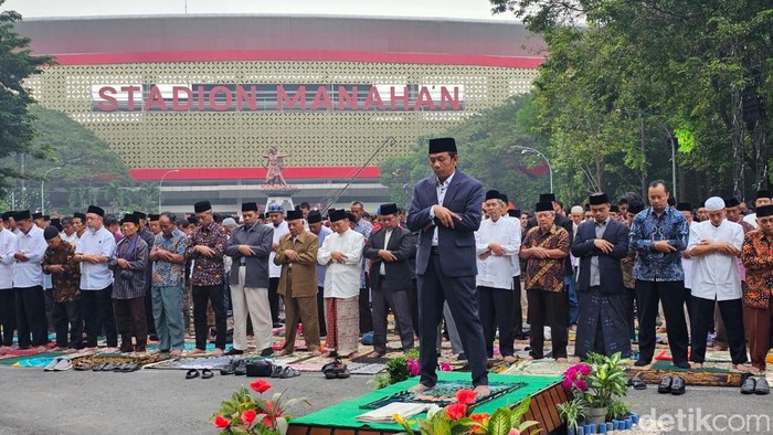 Suasana salat Id yang digelar jemaah MTA di Stadion Manahan Solo, Minggu (16/6/2024).