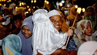 Para orangtua juga terlihat mendampingi putra-putri mereka saat takbir keliling berlangsung.