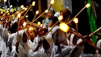 Sejumlah peserta takbir keliling dengan menyalakan lampu LED sebagai penganti obor.