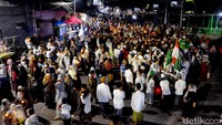 Ratusan warga dan santri dari 6 TPQ (Taman Pendidikan Al-Quran) di kawasan Kedung Cowek, Surabaya berkumpul untuk mengikuti takbir keliling.