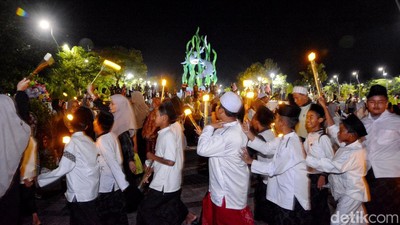 Takbiran Keliling Sambut Idul Adha di Surabaya