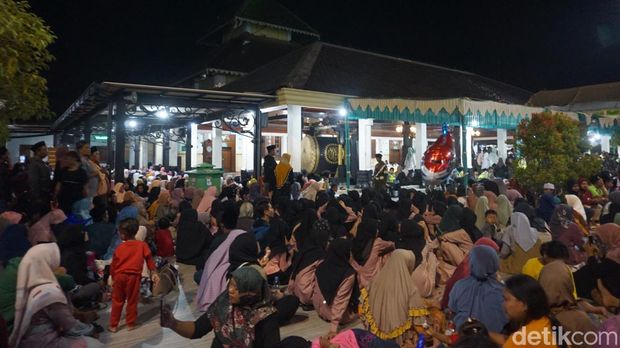 Tradisi arak-arakan Tumpeng Songo dan 90 gunungan ramaikan area Masjid Agung Demak, Minggu (16/6/2024).