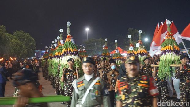 Tradisi arak-arakan Tumpeng Songo dan 90 gunungan ramaikan area Masjid Agung Demak, Minggu (16/6/2024).