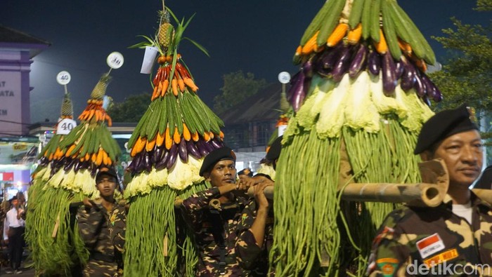 Tradisi arak-arakan Tumpeng Songo dan 90 gunungan ramaikan area Masjid Agung Demak, Minggu (16/6/2024).