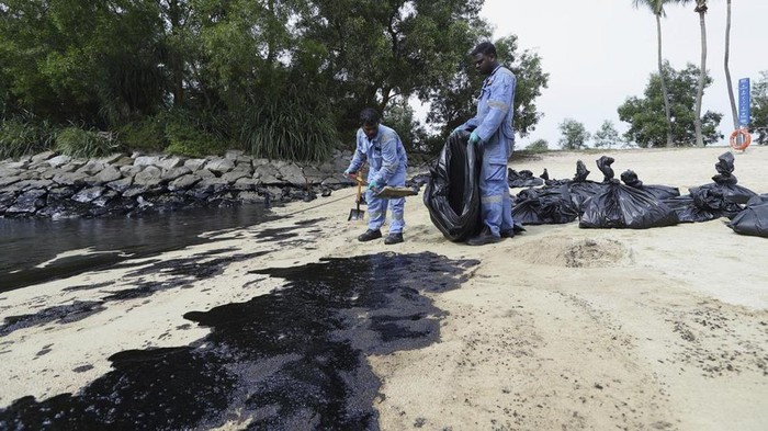 Tumpahan Minyak di Pantai Sentosa Island Singapura (AP Photo/Suhaimi Abdullah)