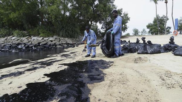 Tumpahan Minyak di Pantai Sentosa Island Singapura (AP Photo/Suhaimi Abdullah)