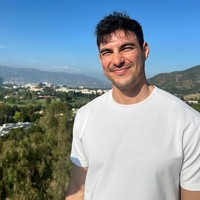 Unggahan Aurelie itu pun langsung banjir ucapan selamat dari para netizen. Bahagia untuk kalian berdua, komentar salah seorang netizen. Hari patah hati nasional, tambah netizen lain. Foto: Instagram/@drtylerbigenho