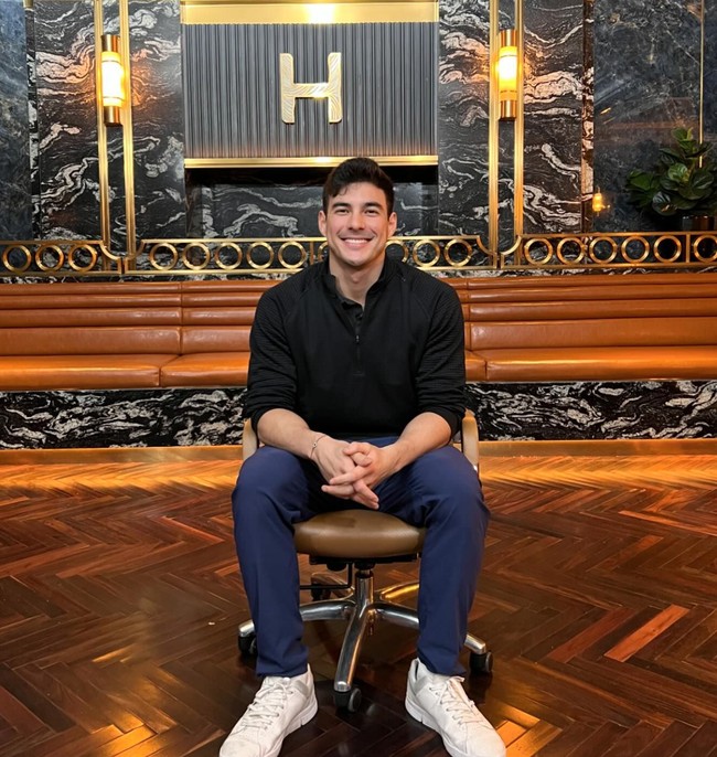 Tyler Bigenho sendiri sebelumnya sudah dikenal sebagai seorang chiropractor. Tak sedikit artis tanah air yang sudah pernah mencoba dikretek oleh Tyler. Seperti, Luna Maya, Prilly Latuconsina, Agnez Mo, dan masih banyak lagi. Foto: Instagram/@drtylerbigenho