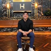 Tyler Bigenho sendiri sebelumnya sudah dikenal sebagai seorang chiropractor. Tak sedikit artis tanah air yang sudah pernah mencoba dikretek oleh Tyler. Seperti, Luna Maya, Prilly Latuconsina, Agnez Mo, dan masih banyak lagi. Foto: Instagram/@drtylerbigenho