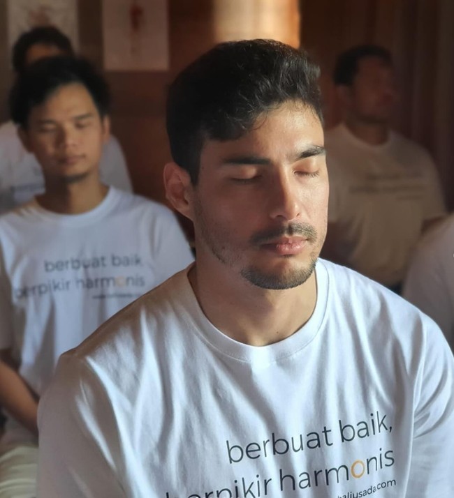 Berparas bule, Tyler memiliki keturunan Indonesia-Amerika. Ia lahir di California dan memulai kariernya sebagai chiroopractor di Newport Beach, California. Foto: Instagram/@drtylerbigenho