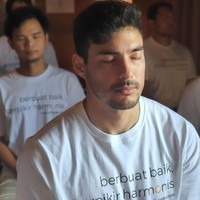 Berparas bule, Tyler memiliki keturunan Indonesia-Amerika. Ia lahir di California dan memulai kariernya sebagai chiroopractor di Newport Beach, California. Foto: Instagram/@drtylerbigenho