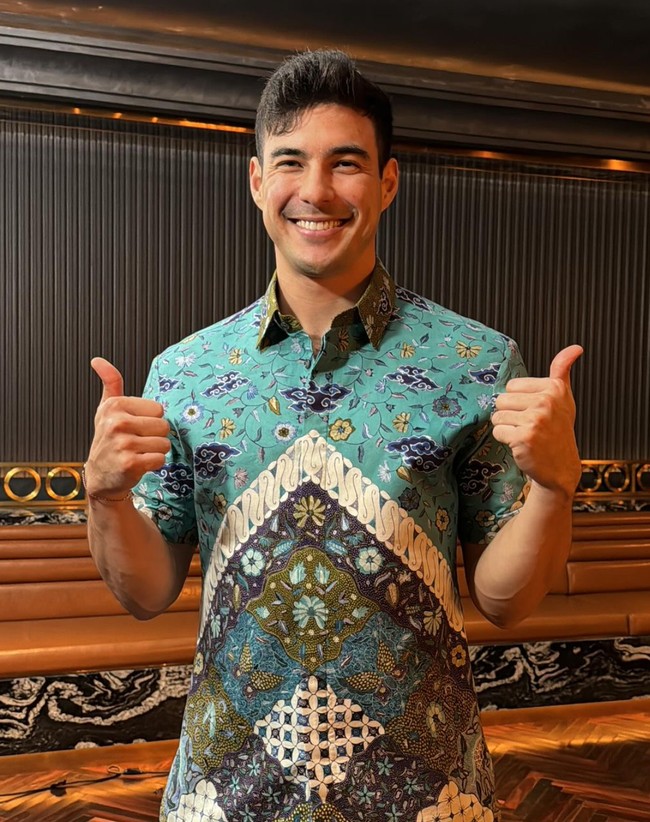 Tak hanya karena kemampuan yang dimilikinya, paras tampan Tyler pun kerap membuat tak sedikit wanita yang ikut klepek-klepek. Hampir sama seperti Tyler, Aurelie juga memiliki paras blasteran yang rupawan, yang kerap bikin netizen terpana.  Foto: Instagram/@drtylerbigenho