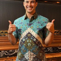 Tak hanya karena kemampuan yang dimilikinya, paras tampan Tyler pun kerap membuat tak sedikit wanita yang ikut klepek-klepek. Hampir sama seperti Tyler, Aurelie juga memiliki paras blasteran yang rupawan, yang kerap bikin netizen terpana.  Foto: Instagram/@drtylerbigenho