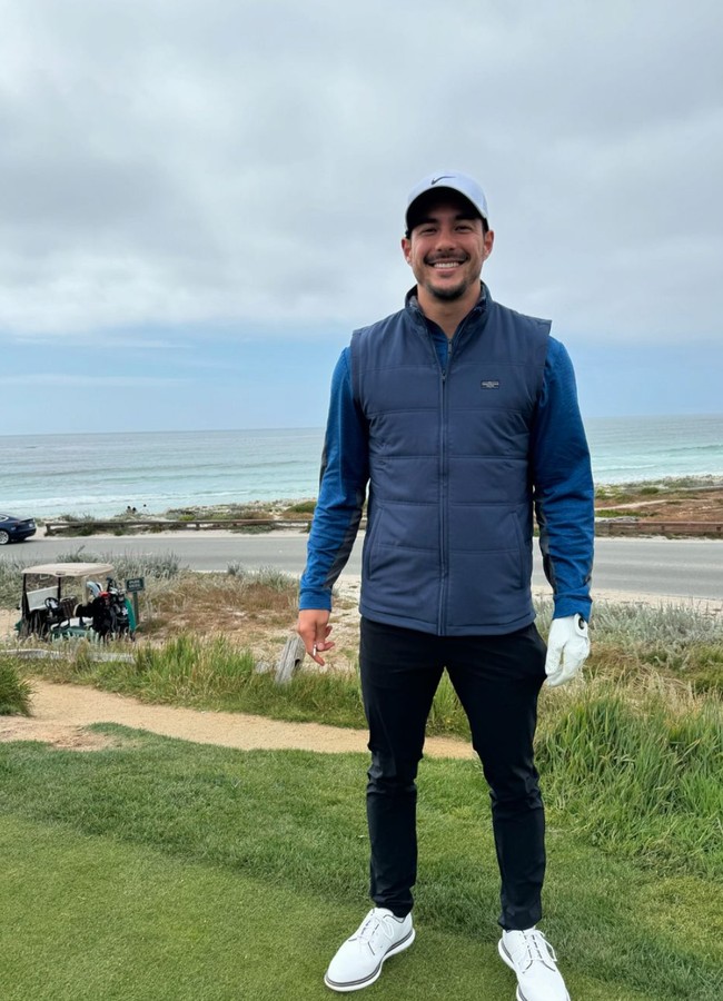 Melalui akun Instagram pribadinya Aurelie Moeremans akhirnya go publik dengan kekasih barunya. Bukan pesepakbola Tjoe-A-On, melainkan seorang dokter chiropractor tampan. Foto: Instagram/@drtylerbigenho