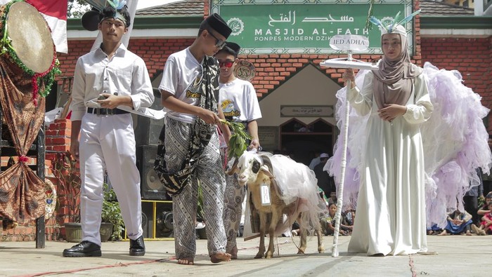 Uniknya Festival Rias Domba Saat Idul Adha Santri memamerkan domba saat Festival Rias Domba di Pesantren Dzikir Al Fath, Gunungpuyuh, Kota Sukabumi, Jawa Barat, Minggu (16/6/2024). Festival rias domba yang digelar setahun sekali tersebut diikuti 11 ekor domba yang dirias oleh santri dalam rangka menyambut Hari Raya Idul Adha 1445 H. ANTARA FOTO/Henry Purba/agr/rwa.