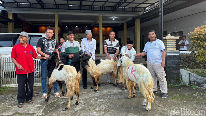 Warga Desa Pakel menerima 3 kambing kurban dari Polresta Banyuwangi dan PT Bumisari Maju Sukses.