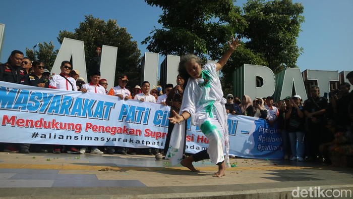 Warga Pati menggelar aksi cinta damai merespons kasus bos rental dimassa hingga tewas, Minggu (16/6/2024).