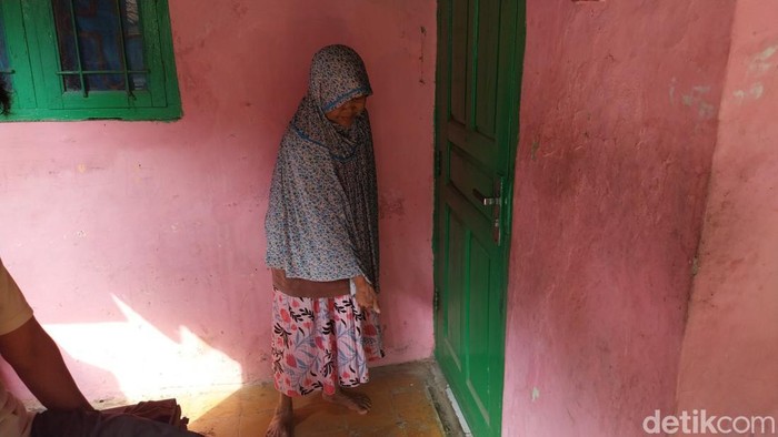 Warga tunjukkan lokasi teror Setan Dolbon di Majalengka.