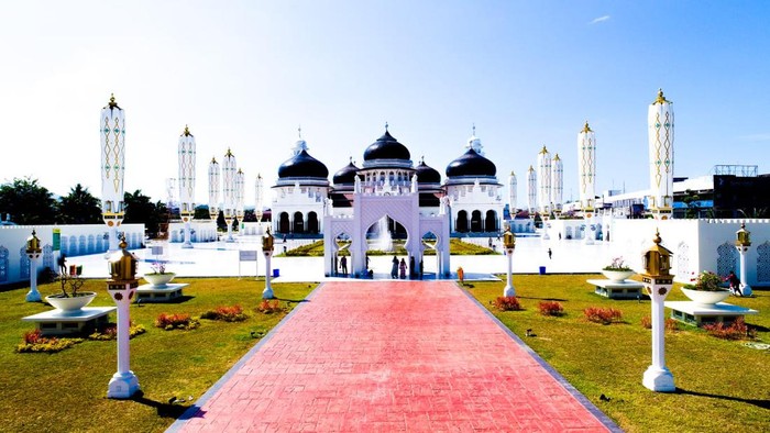 Waskita Karya bersiap menyambut total sekitar 164 ribu jemaah untuk Salat Idul Adha pada Senin (17/06) pagi mendatang di empat masjid. Antara lain Masjid Istiqlal di Jakarta, Masjid Baiturrahman di Aceh, Masjid Baiturrahman di Semarang, dan Masjid Sheikh Zayed di Solo.