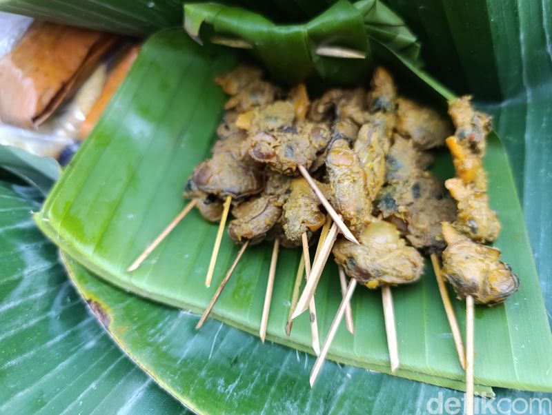 Yani Penjual sate toe di Pangandaran