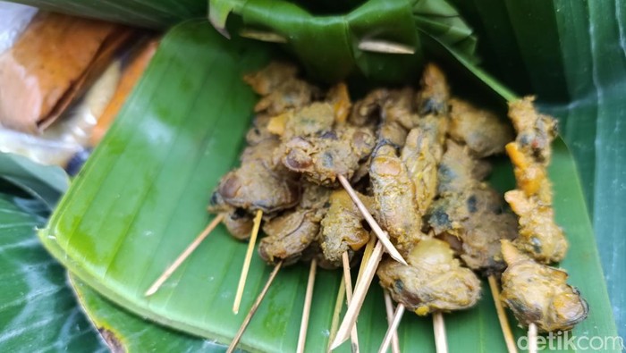 Yani Penjual sate toe di Pangandaran