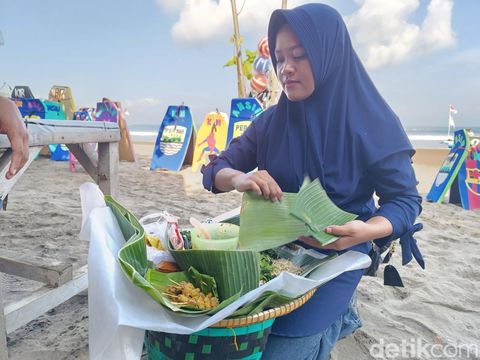 Yani Penjual sate toe di Pangandaran