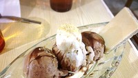 Berdiri dari tahun 1950, Bakmi Tropik di Pasar Baru Jakarta menawarkan menu es krim klasik homemade yang enak. Foto: Site Culinary